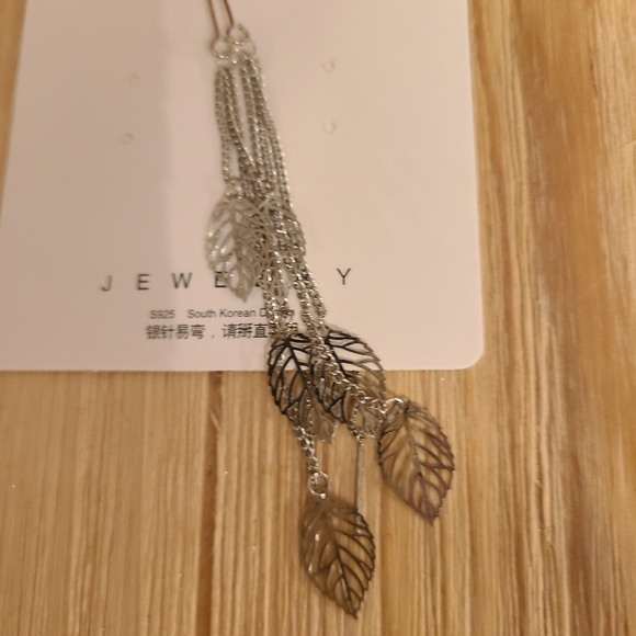🍃🍃NEW🍃🍃Gorgeous Threaded Leaf Dangle Earrings in SILVER - Picture 13 of 13